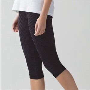 Lululemon In The Flow Crop II Heathered Naval Blue
Seamless Size 4